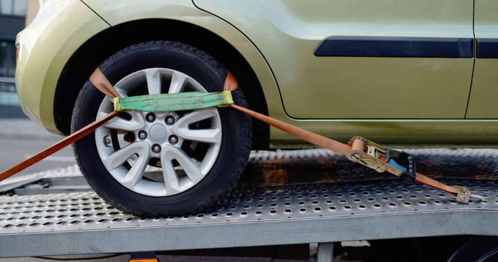 Experts towing in Glasthule